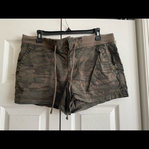 a.n.a camo shorts w drawstring size 10